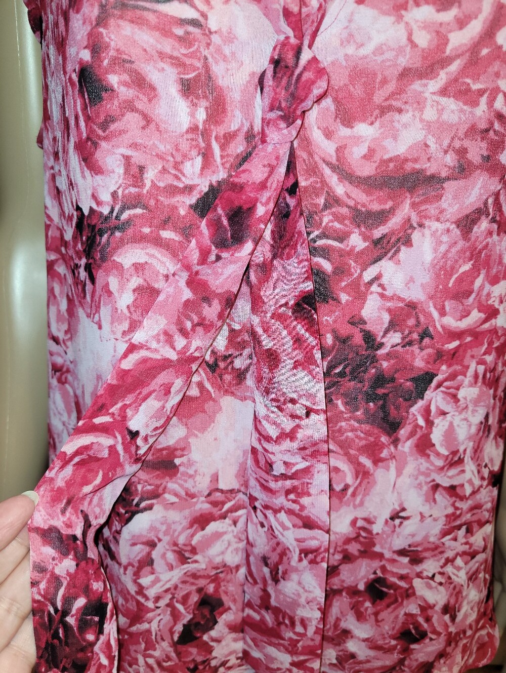 NWT-White House Black Market Sleeveless Pink Floral Ruffle V-Neck Top. XL - Picture 3 of 7